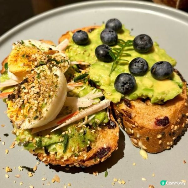 燕麥藍莓，牛油果多士