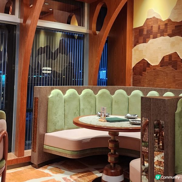 💥華麗木系設計，伴著維港享受美食，情侶閨蜜打卡必選餐廳🤩