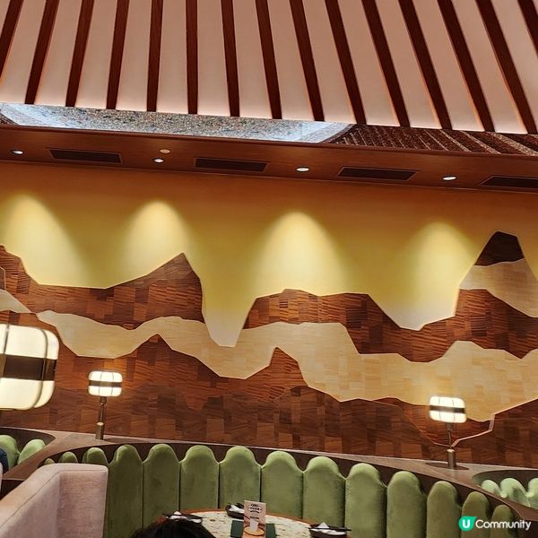 💥華麗木系設計，伴著維港享受美食，情侶閨蜜打卡必選餐廳🤩