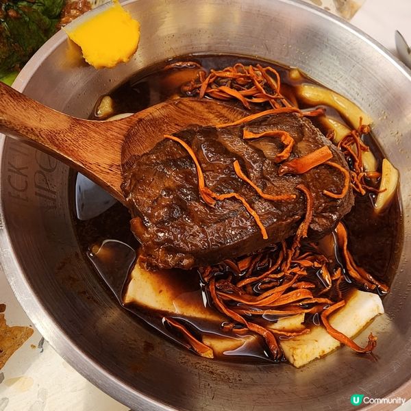 💥華麗木系設計，伴著維港享受美食，情侶閨蜜打卡必選餐廳🤩