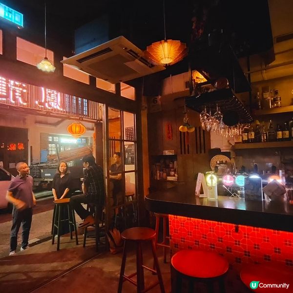 🐉大龍鳳酒吧位於灣仔藍屋旁邊，顧客多數係外國人，傳統紅色霓虹...
