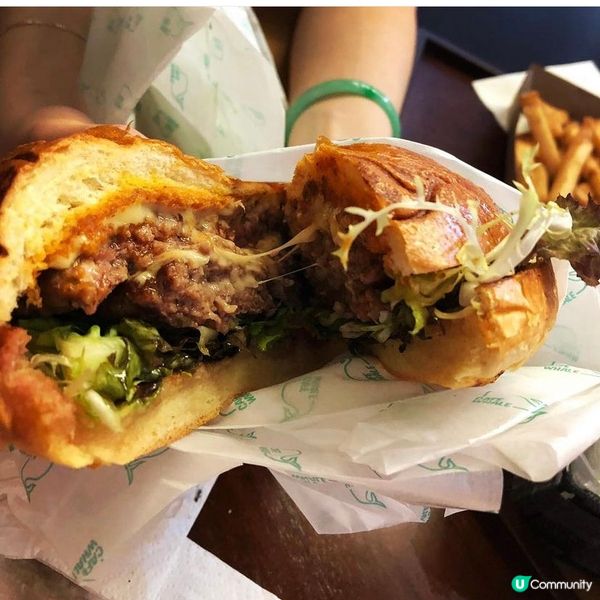 美味又邪惡嘅漢堡包一定要配芝士,然後嗰個牛肉漢堡一定要足料唔...