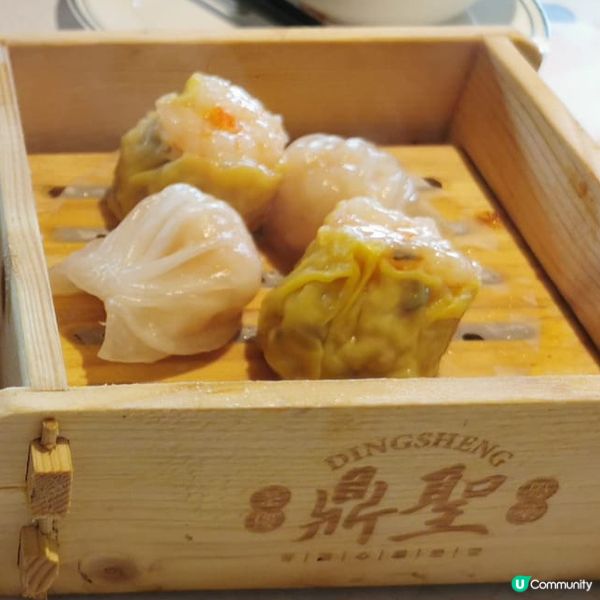 好特別嘅鴛鴦點心有兩粒燒賣兩粒蝦餃喺一個籠裏面