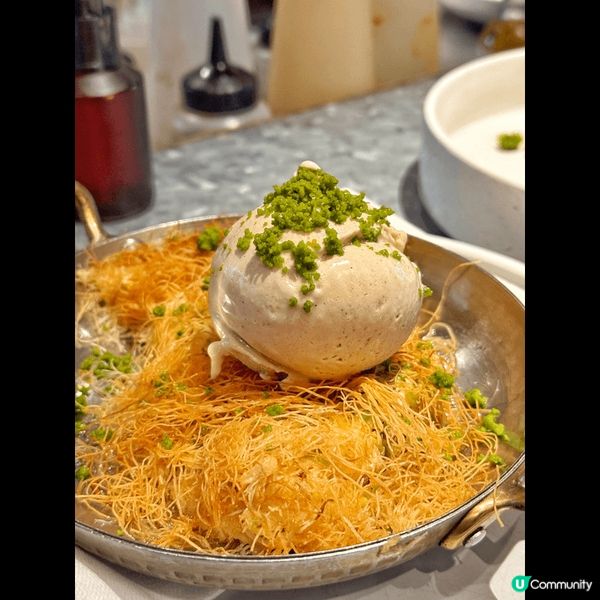 核桃杏仁焦糖千層酥餅配雪糕，酥餅幾香脆，兩大球雲尼拿雪糕再淋...