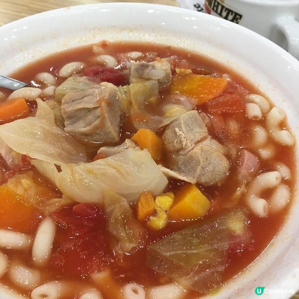 蕃茄湯通粉或者蕃茄薯仔通通粉都係香港港式茶餐廳常有嘅菜式