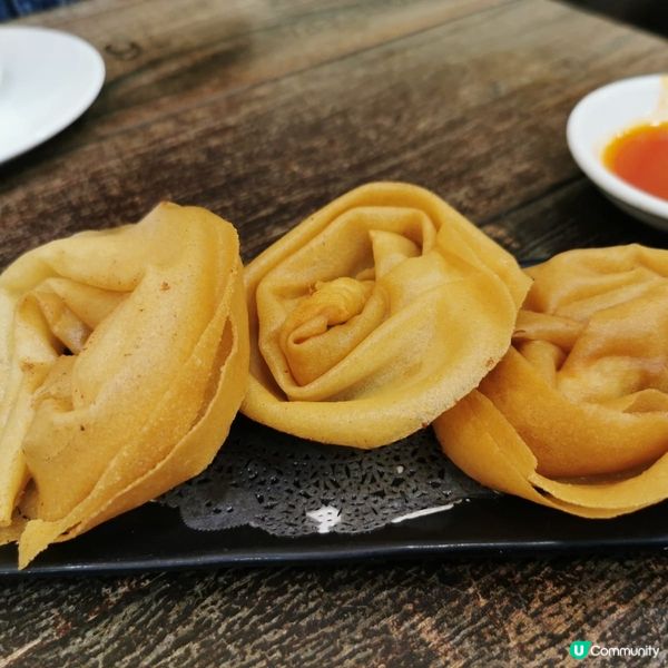 炸雲吞絕對係傳統酒樓一定有嘅點心 大家記住點嗰個橙色嘅醬食先...