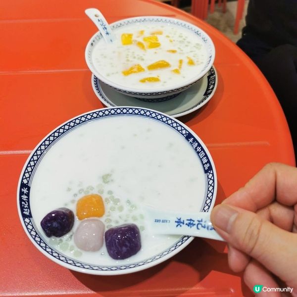 香港都有好多中式糖水舖 而且仲用緊共串統嘅碗當然要幫襯啦 影...