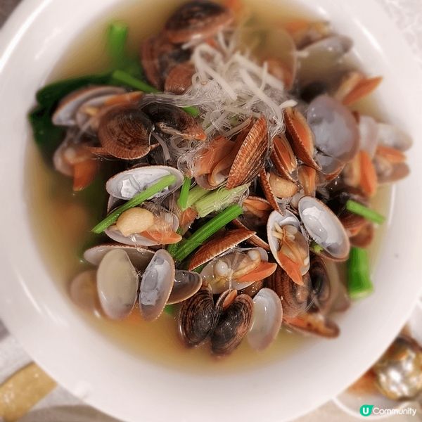 百花煎釀帶子，油鹽水花甲浸菜心，脆皮燒鵝皇；每道菜都具備水準...