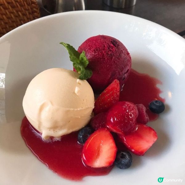 草莓雲呢拿雪糕配新鮮草莓，味道酸酸甜甜很清新解渴