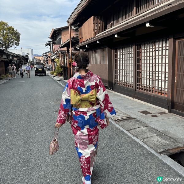 在高山老街中穿著和服，兩旁都是古色古香的店舖，很和風日系的感...
