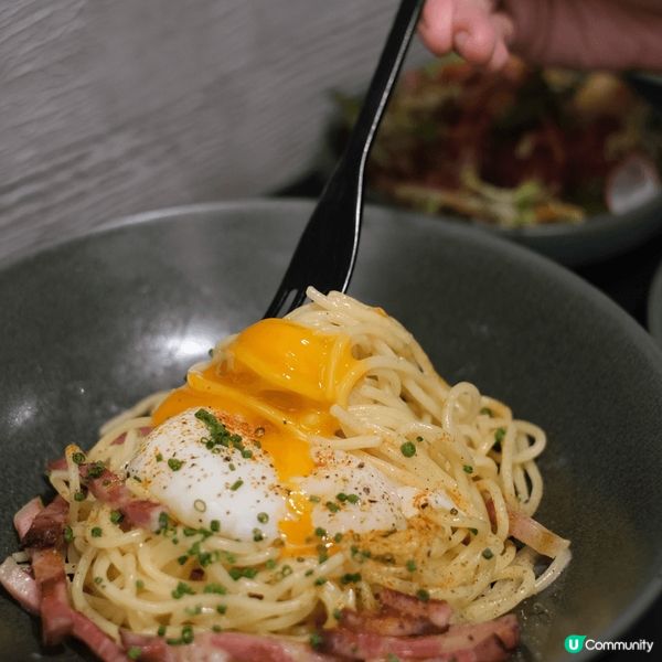 卡邦尼的忌廉感不重，煙肉切成條狀有口感，篤穿蛋黃把蛋汁拌上意...