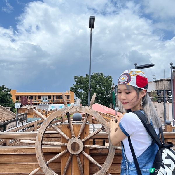 長洲戲院有一個打卡位係關於張保仔船，有興趣?話佢裏面有場景可...