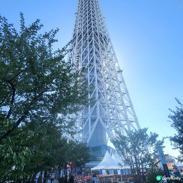 東京鐵塔，遊客必到景點，由下而上仰望，很是宏偉壯觀。 #ch...