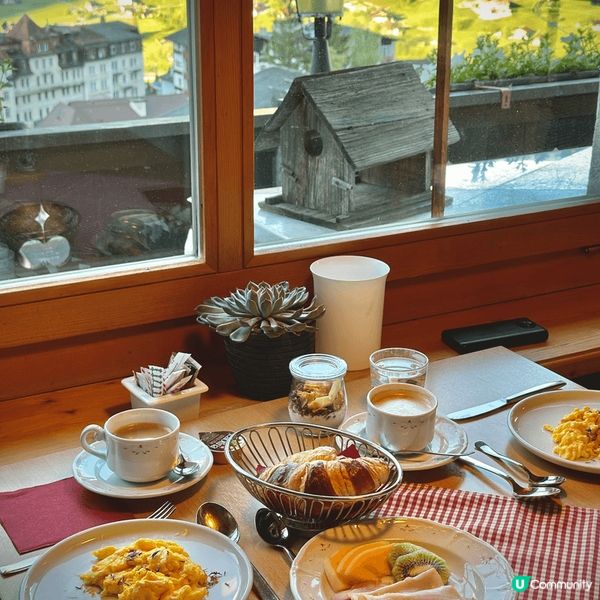 瑞士小餐館對?夢幻山坡面前吃早餐