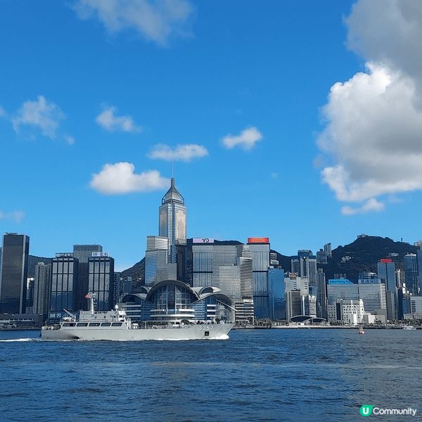 「Chill賞遊世界」到尖東海濱長廊打卡的遊人熙來攘往，整個...