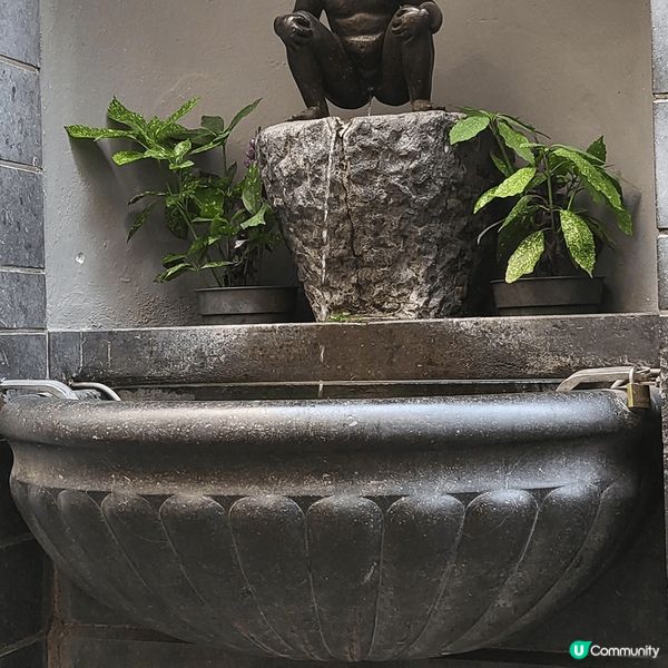 尿尿小妹 Jeanneke Pis，比利時著名景點，位於首都...