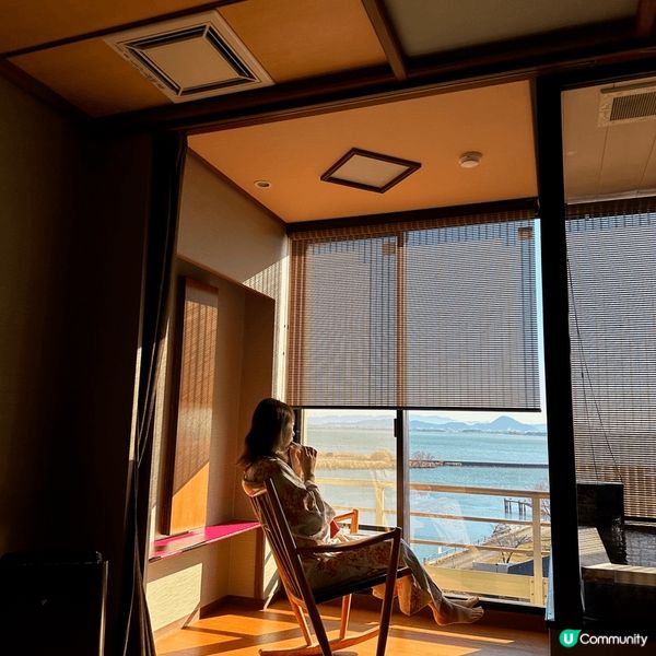 步進琵琶湖的溫泉酒店，設計簡約的大堂裡迎來身穿和服的職員和掛...