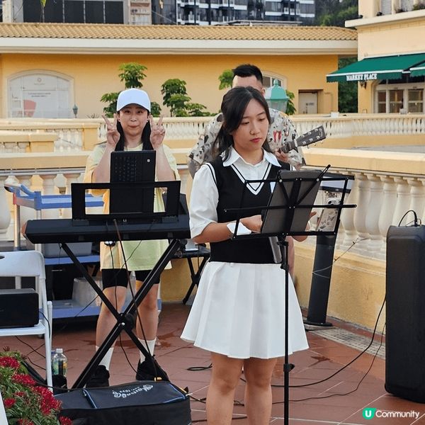 Happy hour,  又有busking, 唔多人so ...