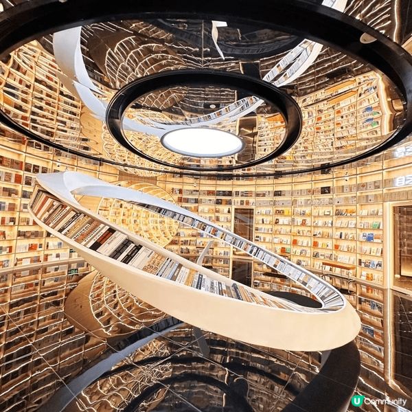 放假去左深圳最美的書店之一：愈欣書店（前海印裡店），感覺就好...