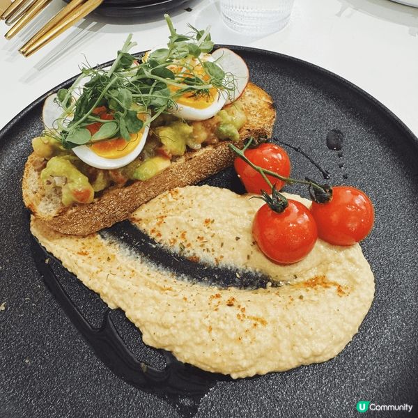 北角超 chill cafe , 牛油果沙律配酸種麵包，加鷹...