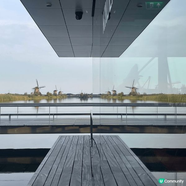 荷蘭-小孩堤防-埃爾斯豪特風車群。 水面與玻璃牆形成倒影