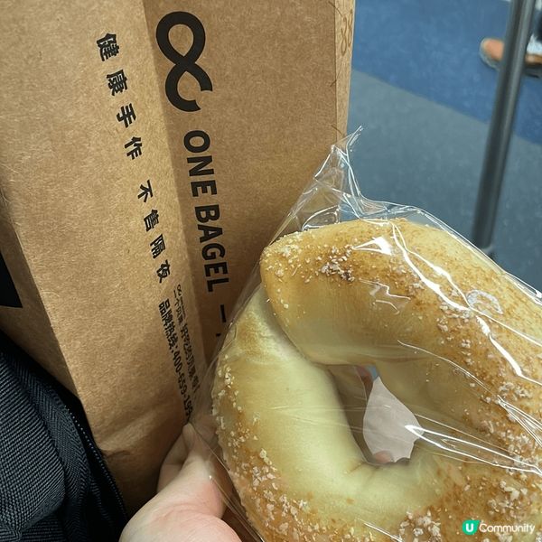 一個貝果，買了原味，口感唔錯，平過香港，而且係商場入面，好方...