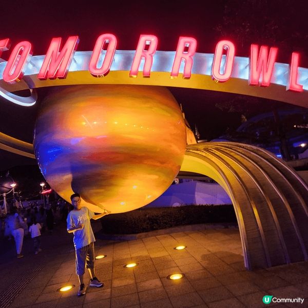 香港迪士尼樂園明日世界門口個個星球好多人打卡，所以我又打埋一...