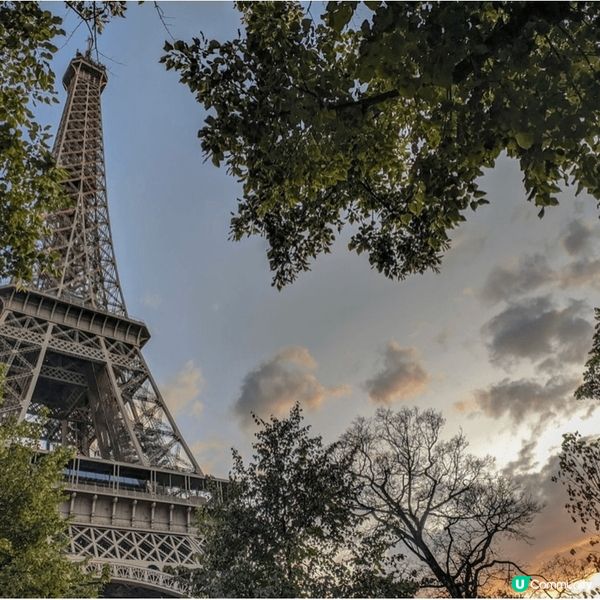 巴黎的埃菲爾鐵塔是最主要的旅遊景點之一，是情侶的打卡的熱點