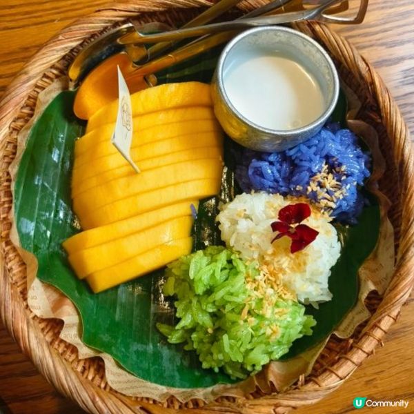 泰式鮮芒果三色椰汁糯米飯，芒果鮮甜.糯米飯椰香味濃Q彈口感