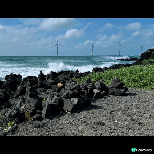 美麗的濟州海岸風車及浪邊不倒的許願石塔，靜靜的聽聽海浪聲，感...