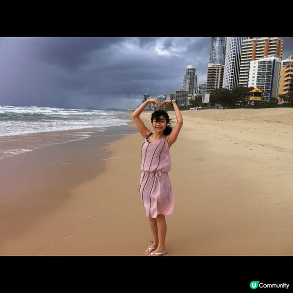 照片是「黃金海岸」，不是香港屯門的。而是澳洲的。水清沙幼，不...