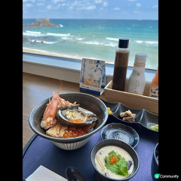 餐廳在夫婦岩旁邊，非常方便，是去系島必去的一個餐廳！店內的風...