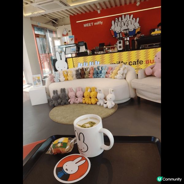 釜山miffy咖啡室有不同的公仔可以同公仔打卡也可以買杯咖啡...