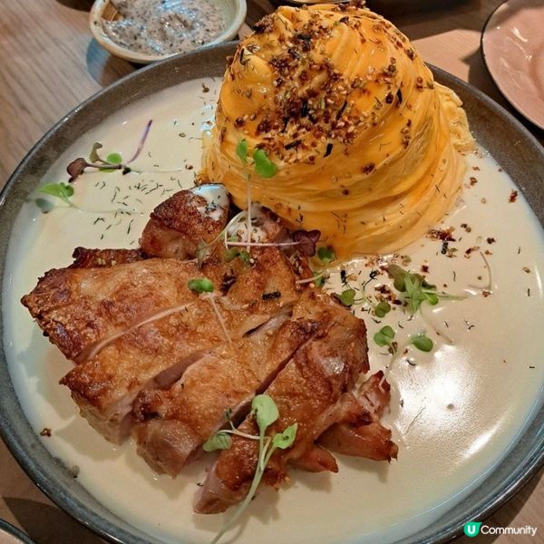 白汁咖喱煎雞扒旋風蛋飯，咖喱味道濃郁，雞扒肉嫩多汁香口