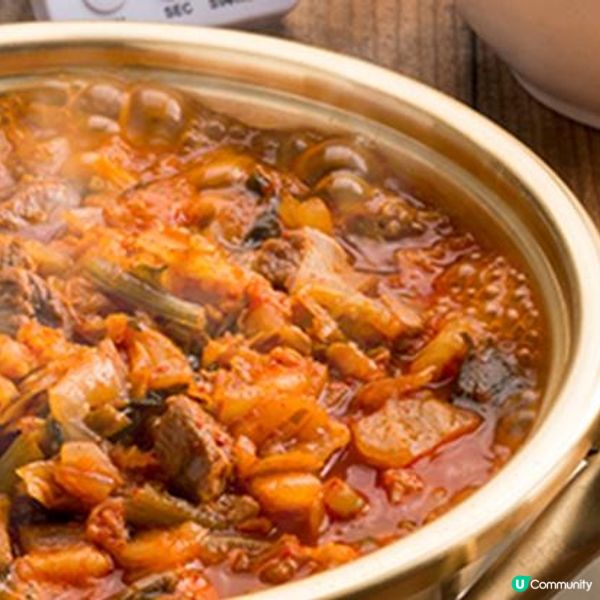 黑白大廚評審委員 白種元Chef安 在香港品嚐評審委員的料理。