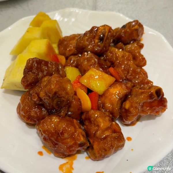 菠蘿咕嚕肉，外皮香脆酸酸甜甜，肉嫩多汁很開胃