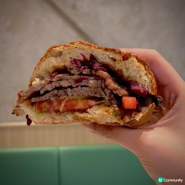 有驚喜必試招牌慢煮牛腩漢堡🍔