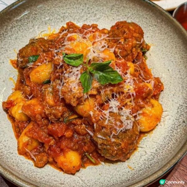 芝士焗肉醬意粉，醬汁濃郁，芝士味香濃，意粉硬度恰到好處