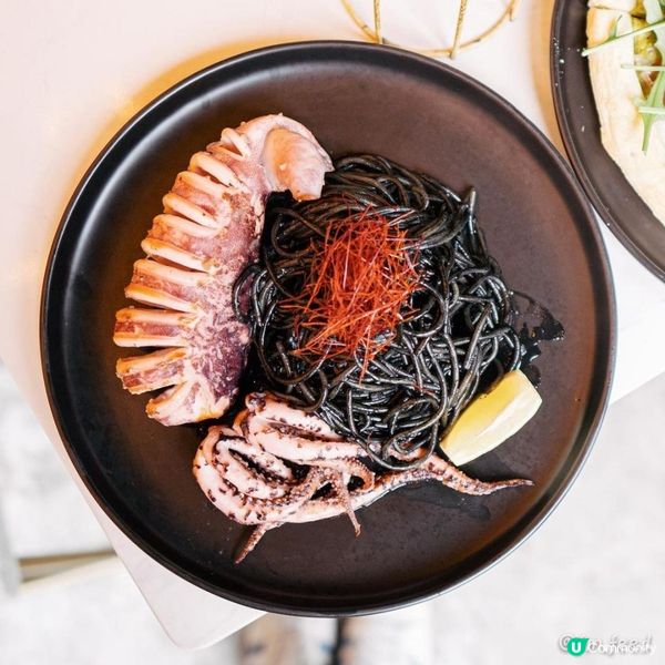 時裝設計師撈過界，黑白型格餐廳，寵物友善...