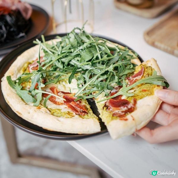 時裝設計師撈過界，黑白型格餐廳，寵物友善...