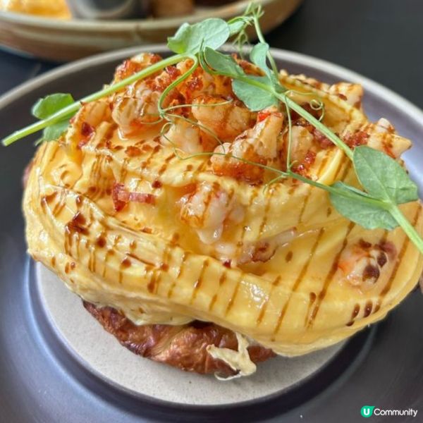 鮮蝦牛油果滑蛋牛角包🥐