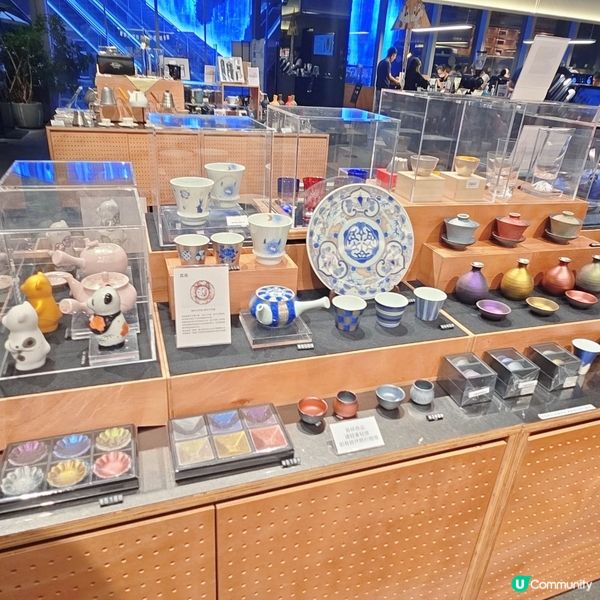 賣好多動漫週邊的書店