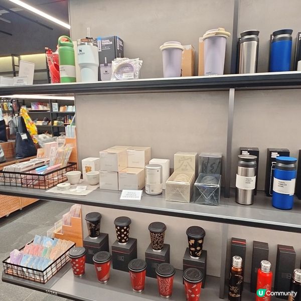 賣好多動漫週邊的書店