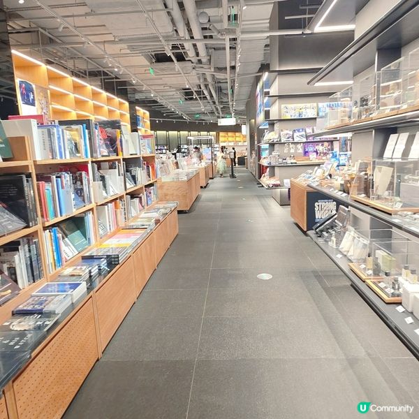 賣好多動漫週邊的書店