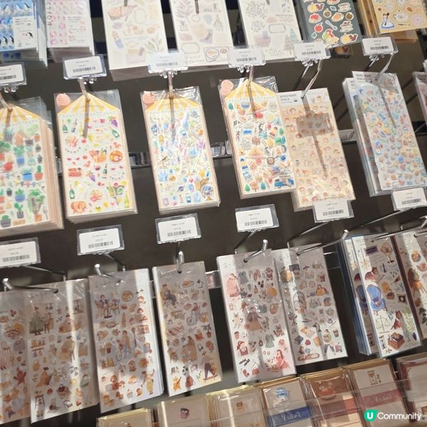 賣好多動漫週邊的書店