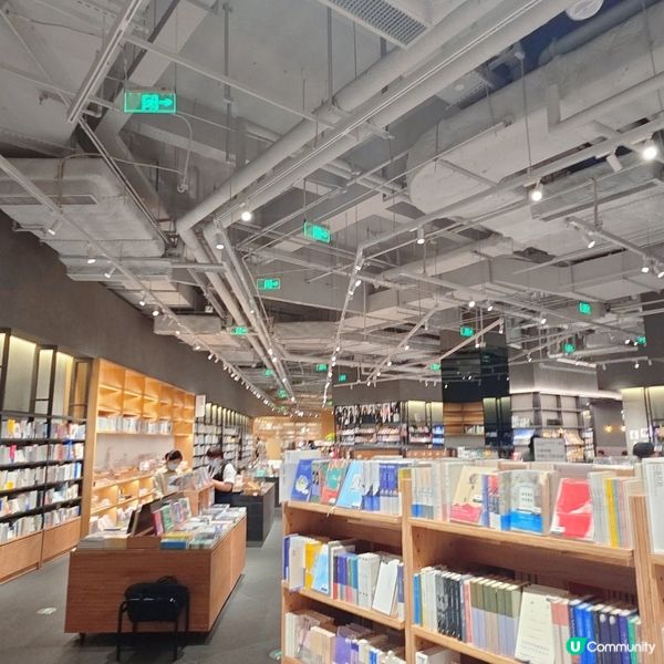 賣好多動漫週邊的書店