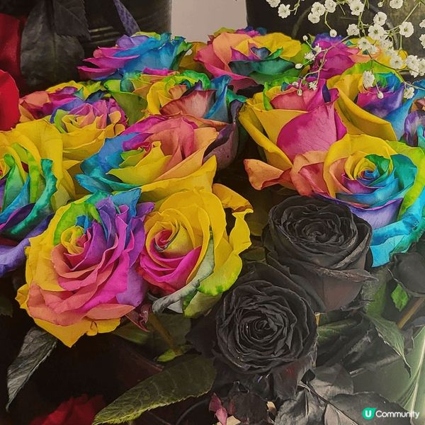 行經花店，瞥見這款七彩玫瑰和黑色玫瑰，是我第一次見到這款稀有...
