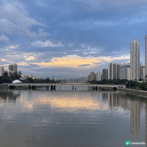 沙田城門河在夕陽下散發著美，令人有一種平靜安寧的感覺。香港其...