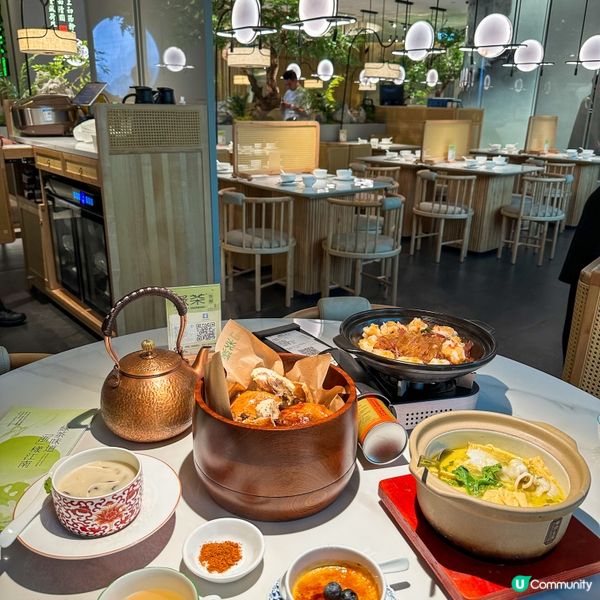 主打新派浙江菜的綠茶餐廳開左係銅鑼灣希慎廣場,裝修古色古香,...