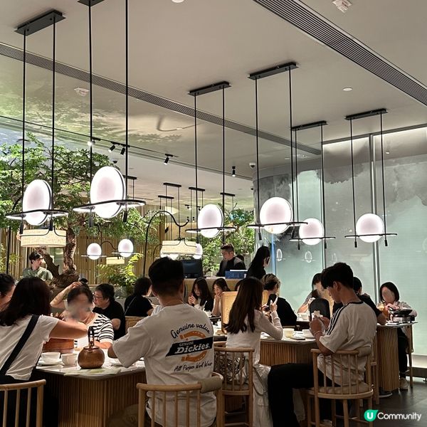 主打新派浙江菜的綠茶餐廳開左係銅鑼灣希慎廣場,裝修古色古香,...